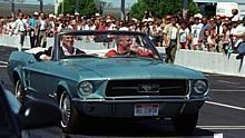 Bill Clinton und sein Ford Mustang Cabrio von 1976.  Foto:Ford